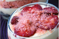 Tiramisu aux fraises et biscuits roses en verrines