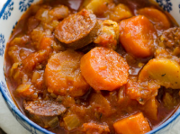 Ragoût de Crock-Pot avec légumes d'hiver et saucisse