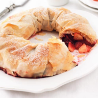 Blackberry and Apple Strudel Ring with Cinnamon and Cream