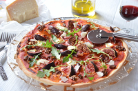 Pizza chèvre jambon cru figues et noix : recette maison facile
