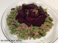 Assiette végane au quinoa, betterave, petits pois et graines de ...