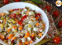 Salade de riz végétarienne: feta, maïs, carottes, petits pois, tomates ...