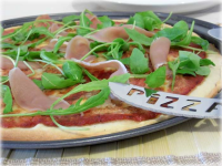 Pizza à la mozzarella, roquette et jambon sec italien - Recette Ptitchef