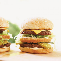American-Style Double Cheeseburgers | RICARDO