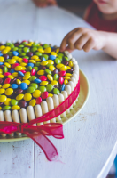 Gâteau d'anniversaire smarties et fingers - Recette facile