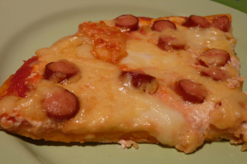 Découvrez la recette de Pizza à la saucisse de Strasbourg.