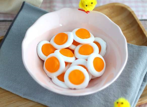 Easy gummy fried eggs - Recipe Petitchef