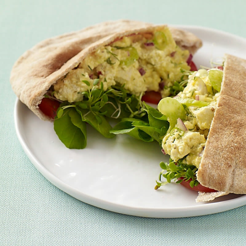 Pita végétalien de salade aux œufs avec germes et cresson | Recipes